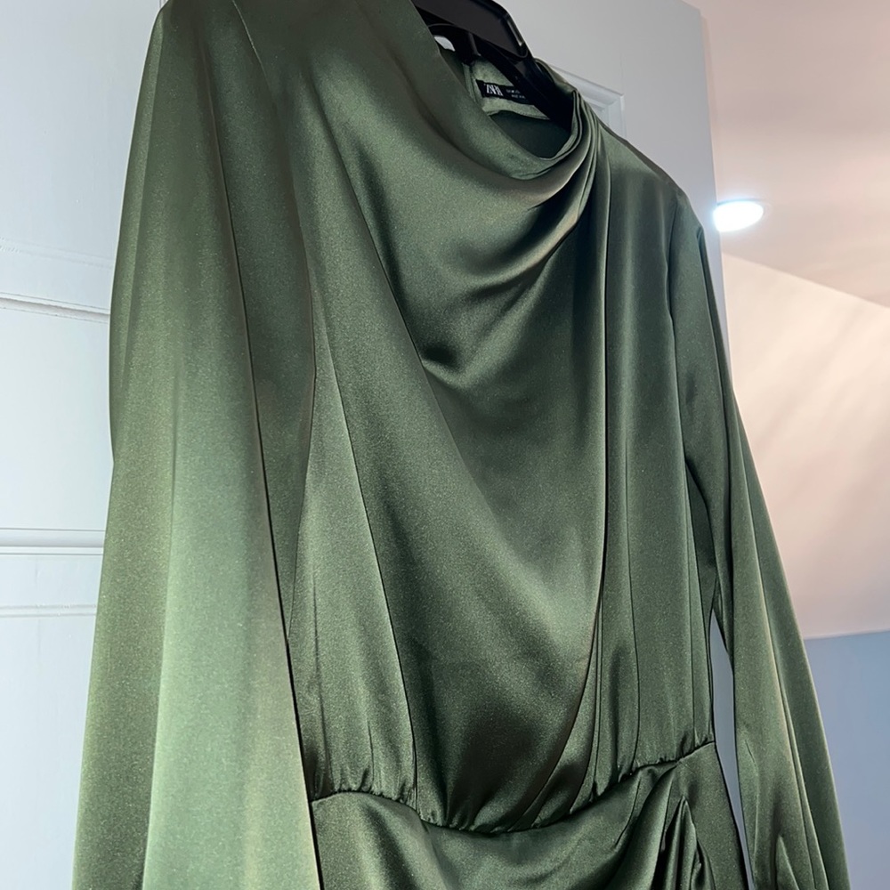 Beautiful Satin Green Zara Dress🤍